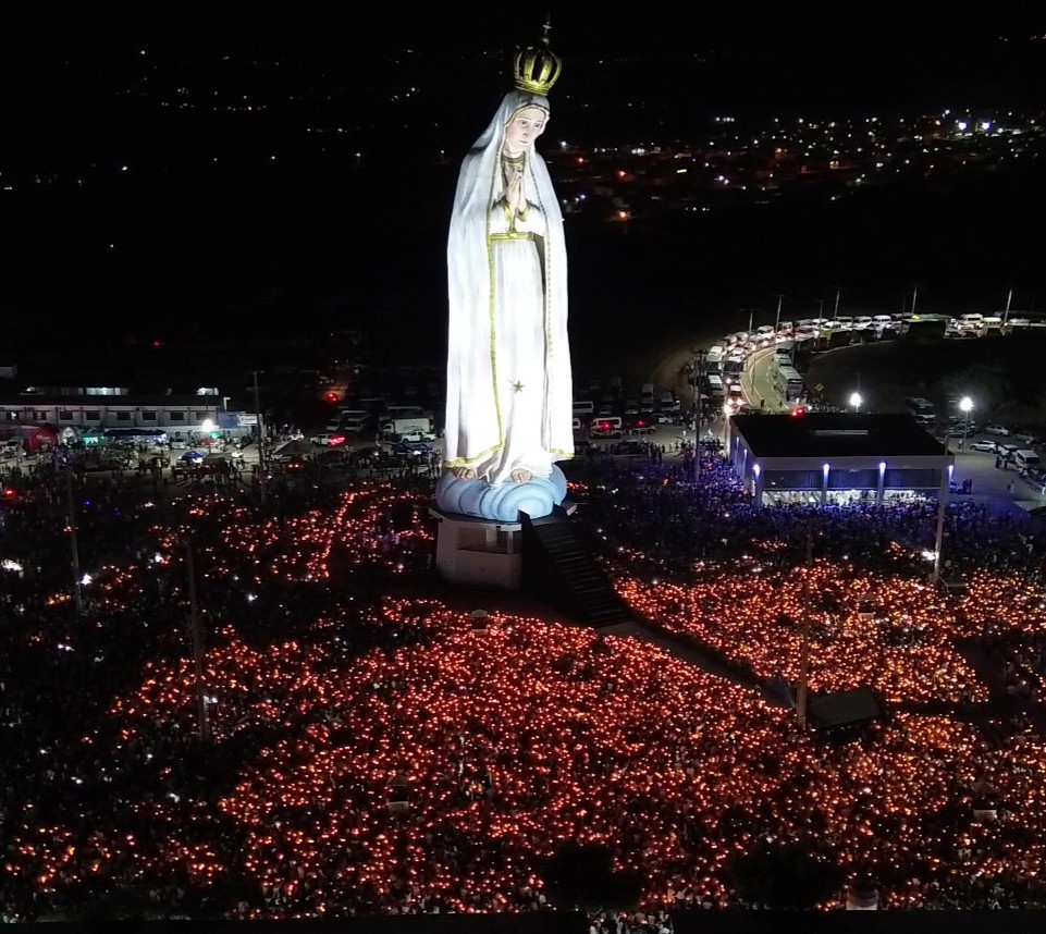 Interação do público com projeto de iluminação ornamental