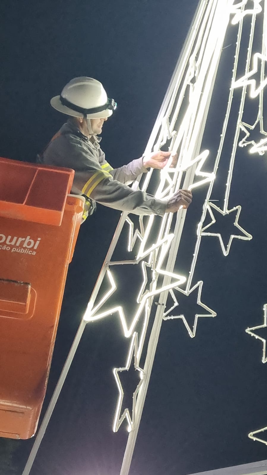 Espaço público com iluminação decorativa